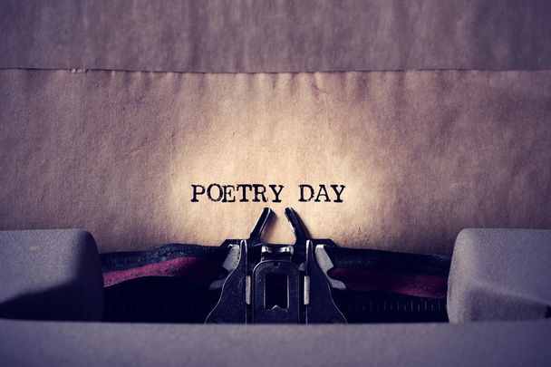 ημέρα ποίησης κείμενο γραμμένο με μια γραφομηχανή - Φωτογραφία, εικόνα