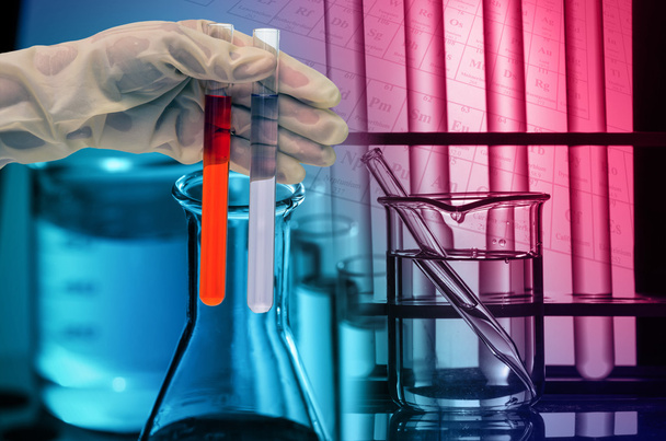 Chemielabor, Wissenschaftler lassen das Reagenz in Testkolben fallen - Foto, Bild