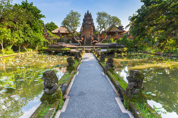 Pura Saraswati tempel met mooie lotus vijver, Ubud, Bali - Foto, afbeelding
