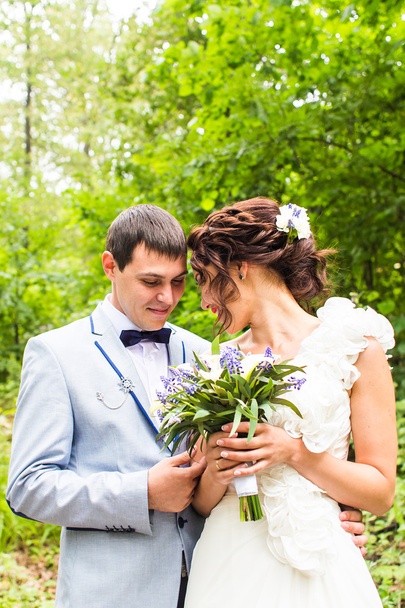 Sposa e sposo con bouquet da sposa - Foto, immagini