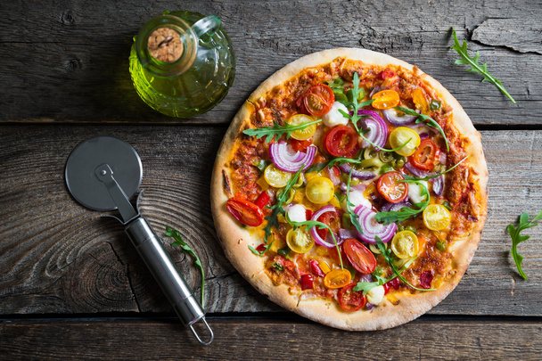 Pizza with arugula and cherry tomatoes - Foto, immagini