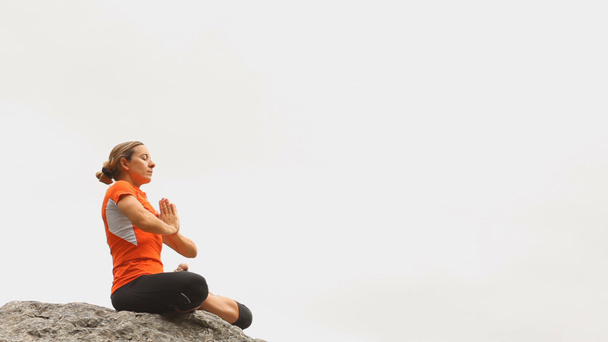 Frau praktiziert Yoga - Filmmaterial, Video