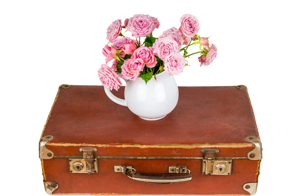 Kwiaty w Dzbanek na stare brązowy rocznika walizki. - Zdjęcie, obraz