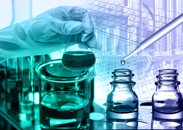 Chemická laboratoř, vědec klesá činidla na zkumavky - Fotografie, Obrázek
