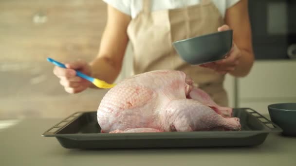 chicken preparing fod dinner - Metraje, vídeo