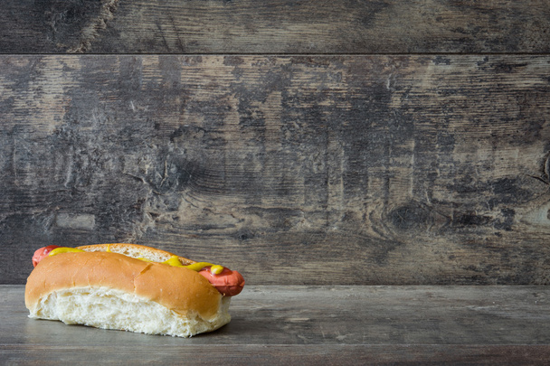 hot dogy s hořčicí a kečupem - Fotografie, Obrázek