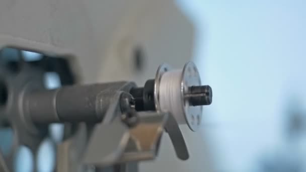 Nähmaschine - Spinnen einer Spule langsam - Filmmaterial, Video