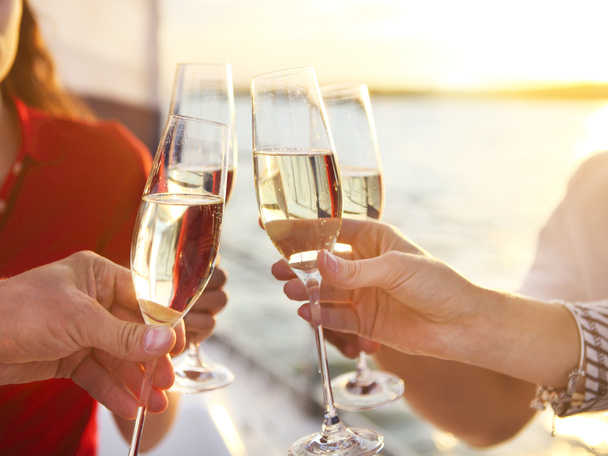 Gelukkige vrienden met glazen champagne op jacht. Vakantie, trav - Foto, afbeelding