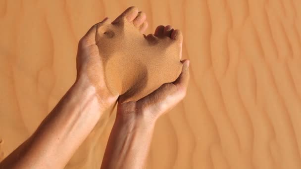 sand running trhough fingers  - Metraje, vídeo
