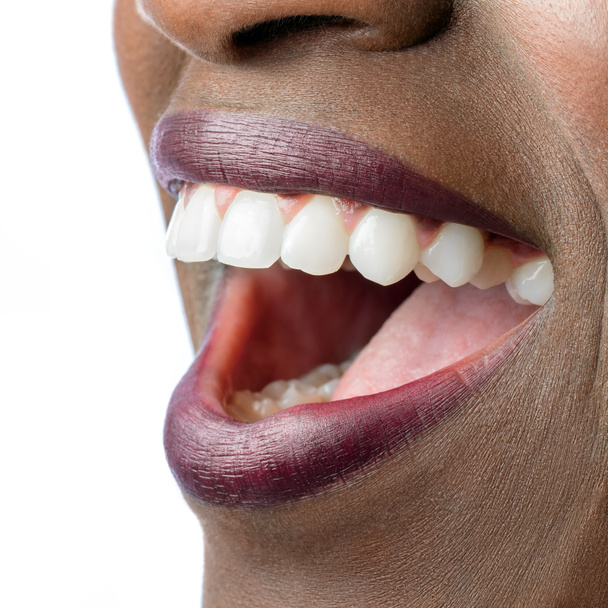 Bocca femminile africana che mostra denti
. - Foto, immagini
