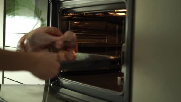 chicken preparing fod dinner - Filmagem, Vídeo
