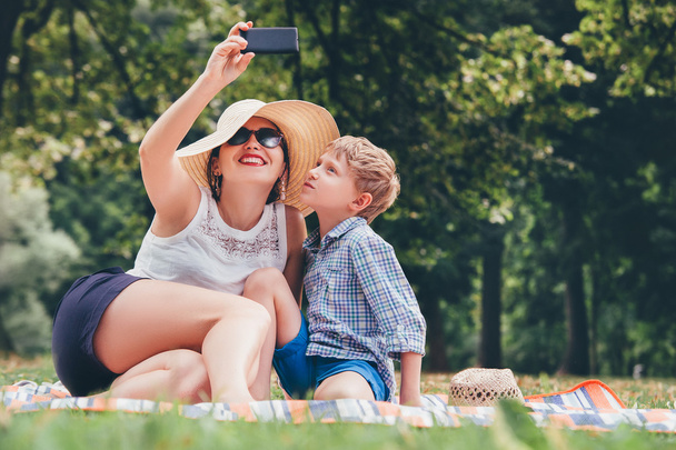 Mother with son take selfie photo - Foto, immagini