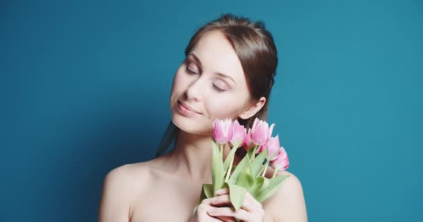 Beautiful woman with bouquet of pink tulips - Πλάνα, βίντεο
