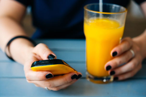 kobieta pije sok pomarańczowy - Zdjęcie, obraz