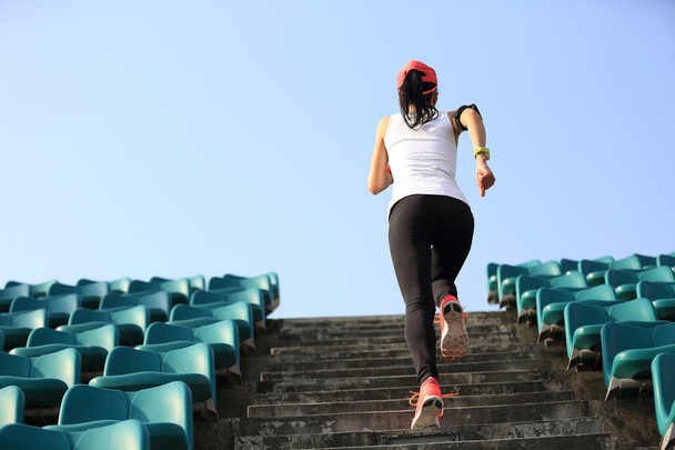 atletka na schodech. žena fitness, jogging koncept wellness cvičení. - Fotografie, Obrázek