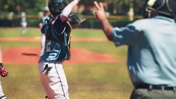 Cámara lenta del receptor lanzando pelota al lanzador durante el juego de béisbol
 - Imágenes, Vídeo