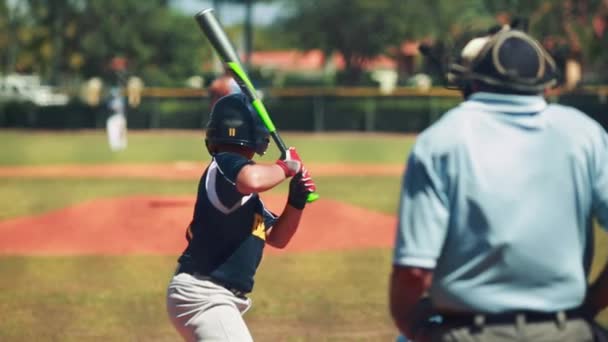 Lento movimiento de lanzador lanzando pelota mientras el bateador espera durante el juego de béisbol
 - Metraje, vídeo