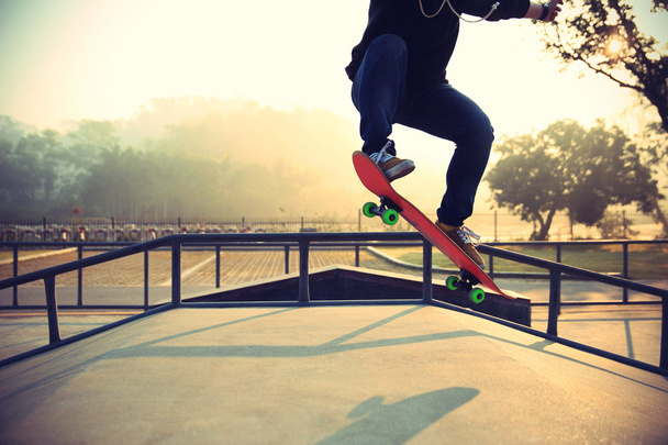 skateboarder skateboarding at park - Φωτογραφία, εικόνα