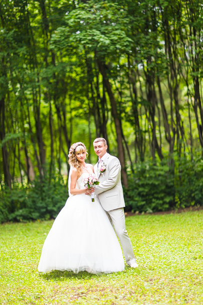 Fiatal esküvői pár romantikus pillanatok kívül élvezi a nyári park - Fotó, kép