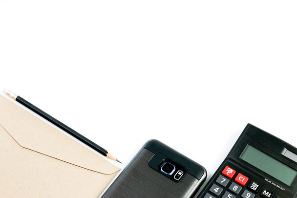 Weißer Kopierraum mit Taschenrechner, Smartphone, Umschlägen und Bleistift schön geordnet - Foto, Bild