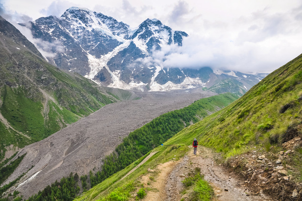 Tourist descends the mountain road in the gorge - Foto, Bild