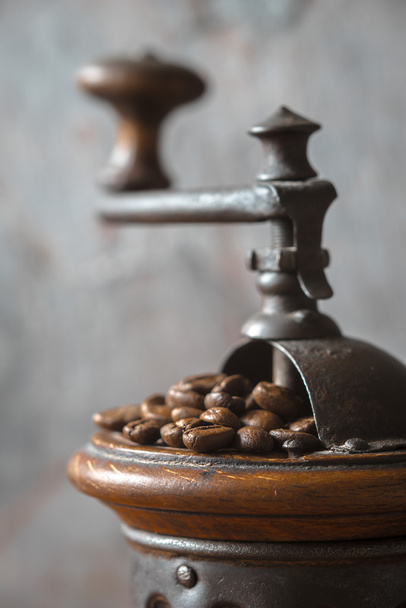 Molino de café con granos de café en el fondo borroso
 - Foto, imagen