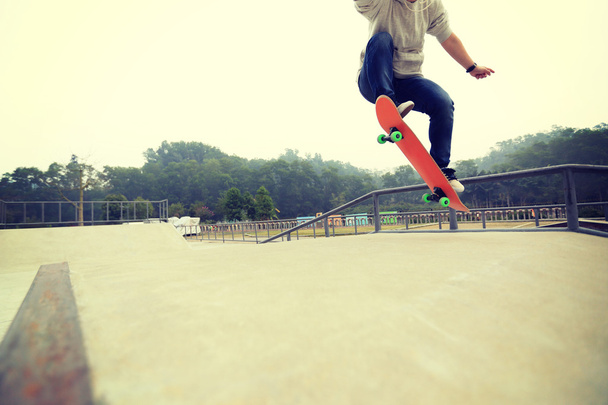 skateboarder skateboarding at park - Foto, Imagem