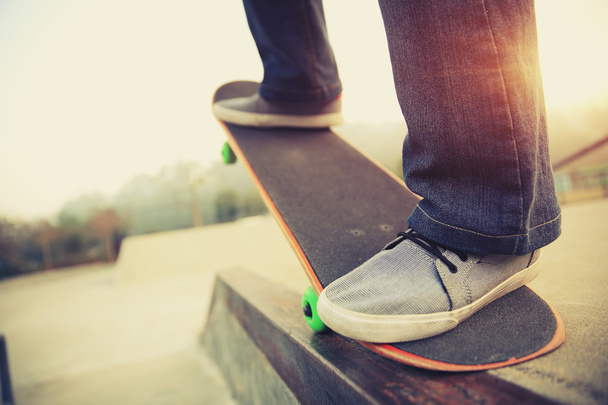 female legs skateboarding - Foto, Imagem