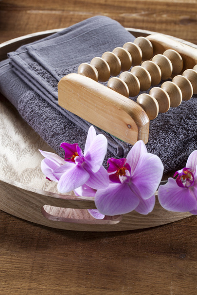 Tablett mit Handtuch und Blumen zur Entspannung und Massage - Foto, Bild