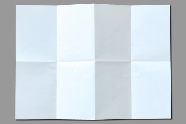 Білий папір зі складками на сірому фоні
. - Фото, зображення