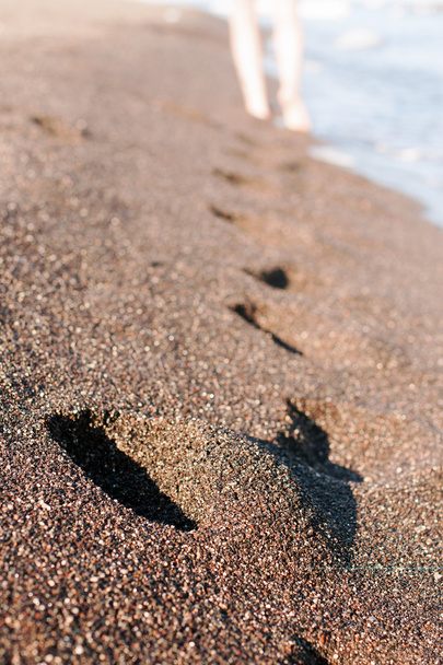 Footsteps on the black sand - Foto, Imagem
