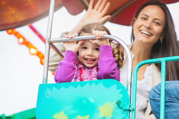 Mother and daughter at amusement park - Photo, Image