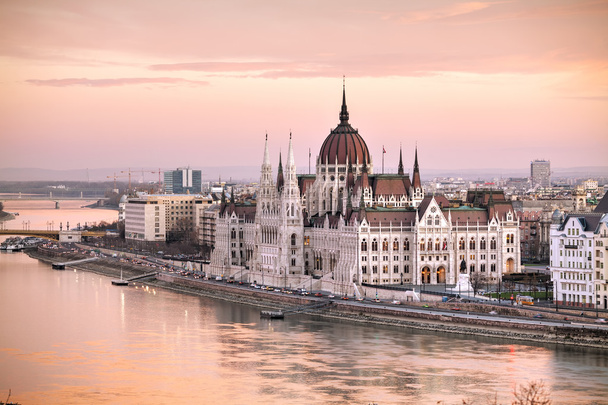 ブダペストの国会議事堂 - 写真・画像