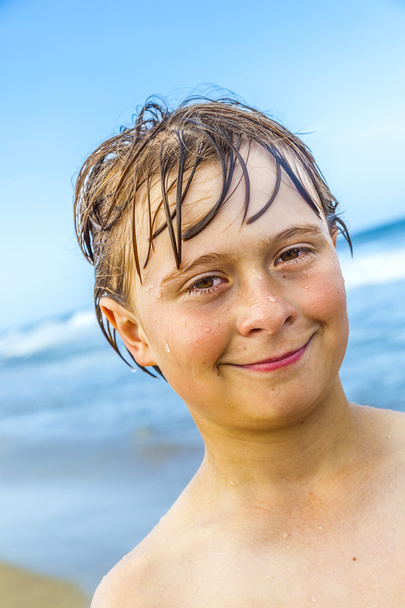 caucásico adolescente disfruta de la playa
 - Foto, Imagen