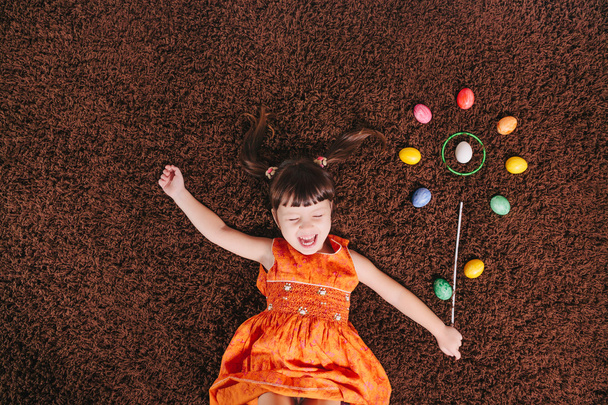 joyeuses petites filles avec des fleurs abstraites. Aggs de Pâques. vue de dessus
.  - Photo, image