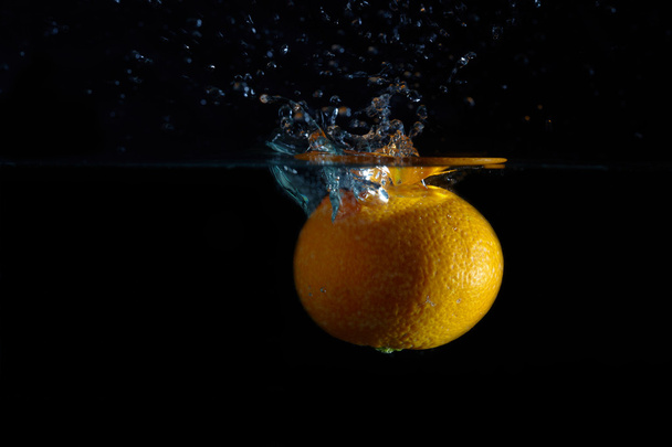 Oranje en splash water - Foto, afbeelding