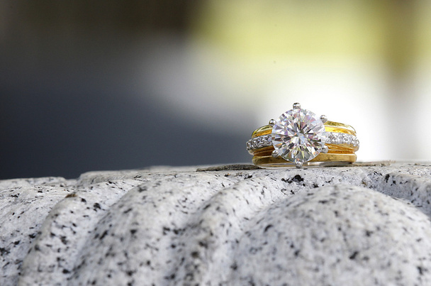 mooie diamantring zittend op granieten steen - Foto, afbeelding