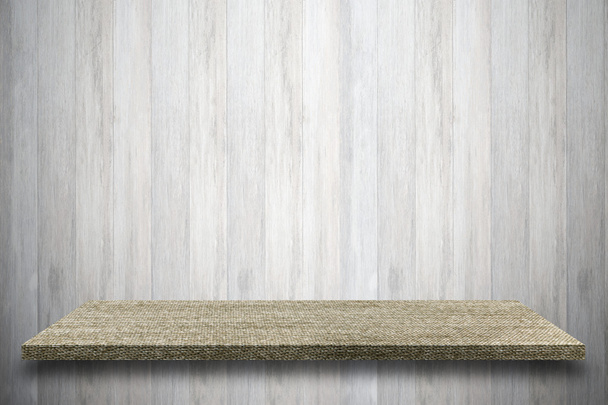 Vista superior vacía de la mesa de jeans azules sobre fondo de madera, para disipar
 - Foto, Imagen