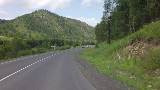 Serpentina de montanha bonita de Chuysky Trakt
 - Filmagem, Vídeo