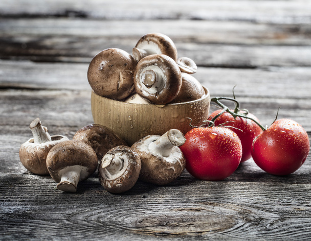 fresh Paris mushrooms and ripe tomatoes set on authentic wood - Фото, зображення