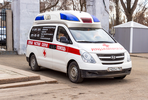 Ambulancia coche aparcado en la calle
 - Foto, Imagen