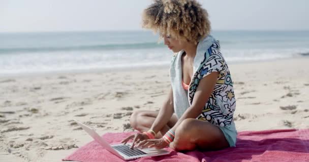 kadın plajda bilgisayar kullanarak - Video, Çekim