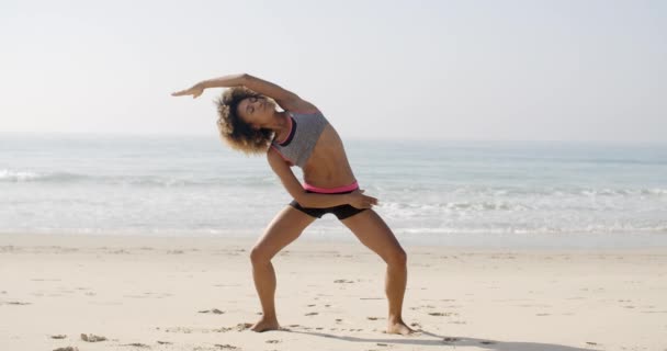 donna in posa yoga sulla spiaggia
 - Filmati, video