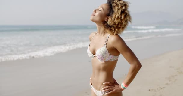 kadın tropik sahilde rahatlatıcı - Video, Çekim
