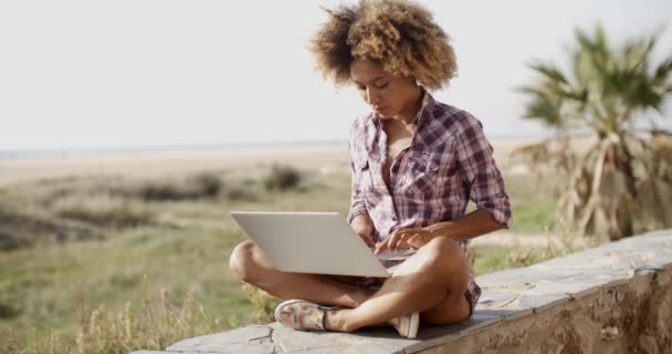 Vrouw werkt met laptop - Video