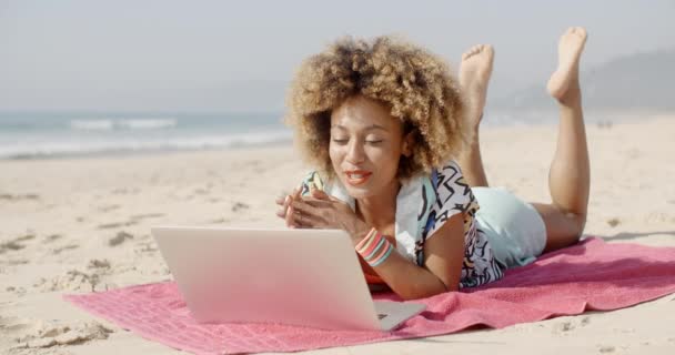 kobieta rozmawia z przyjacielem online na plaży - Materiał filmowy, wideo