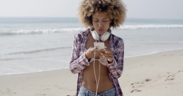 Lány, strandon zenét hallgatni - Felvétel, videó