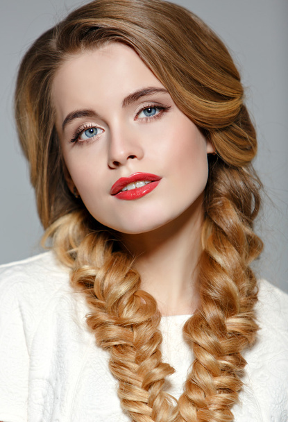 Portrait of a glamorous beautiful girl with bright makeup in a w - Foto, imagen
