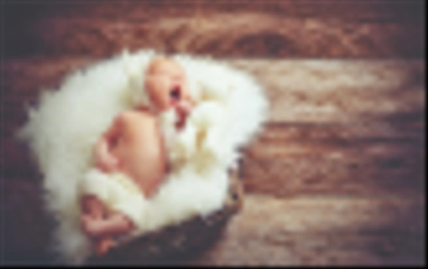 かわいい新生児赤ちゃんグッズ テディとバスケットにクマ帽子眠るが - 写真・画像