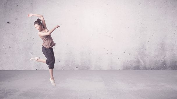 Pretty urban dancer with empty background - Foto, afbeelding